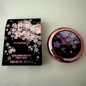 MAC extra dimension blush in Look, Don’t Touch